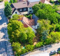A family house surrounded by greenery on Chmeľová dolina street in Nitra.