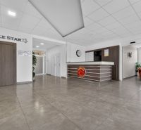 Reception in offices with tiled floors and minimalist decor.