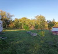 Caravan and wooden well in the garden at Tatranská 201 in Zlaté Moravce.