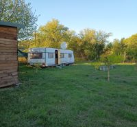 A caravan on a grassy area in the gardens at Tatranská 201, Zlaté Moravce.