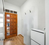 Entrance hall in a family house with wooden doors and a floor with a wooden decor.