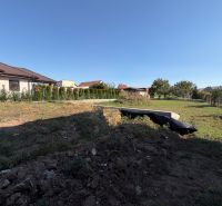 Land by the family house on Hlavná Street in Preseľany with a part of the fencing.