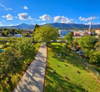 A view of a spacious garden at a family house in Martin, with a view of the mountains.