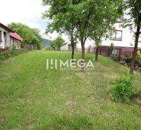 Residential plots in Ptičie on Ptičie Street with grassy surfaces and trees.