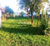 Plots - living on a green plot in Ptičie surrounded by trees and greenery.