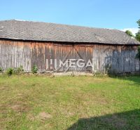 A wooden barn in the village of Vyšné Ladičkovce offers a simple rural character.