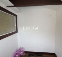 A room with ceiling beams, a floor with a wooden decor, and packaged drinks in the Gardens.