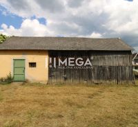 An older barn near a family house in Zbudská Belá in Zbudská Belá.