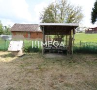 A garden with a shelter and a well in a family house in Zbudská Belá.