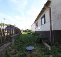 Family house on Volica Street, Volica, with a lawn and a wooden fence.