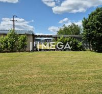 A garden with a lawn and a simple shelter at a family house on Budovateľská Street in Humenné.