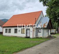 Commercial premises in Zboj with a grassy yard and an older single-story house.
