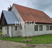 A building with a red roof in Zboj surrounded by greenery and neighboring houses, usable as commercial premises.