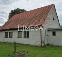 Commercial premises in Zboj with a country house and garden in a natural setting.