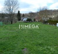 A spacious green garden at a family house in Krásny Brod surrounded by trees.