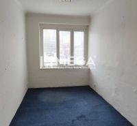 Room with a blue carpet and a window in commercial premises.