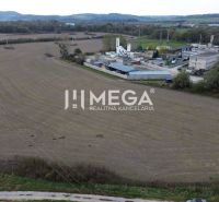 Vast fields with a building on the edge of Jasenov. Unusual properties in Jasenov.