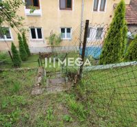 A courtyard with plants at a 5 or more room apartment on Gagarinova Street in Snina.