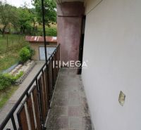 A balcony with a view of the garden in a 5 or more room apartment on Gagarinova Street in Snina.