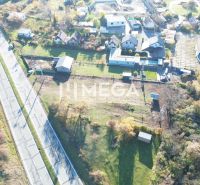 Aerial view of properties - housing in Vinné, with a road, houses, and nature.