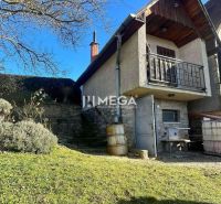 The family house in Viničky has a stone foundation and a grassy yard on Viničky Street.