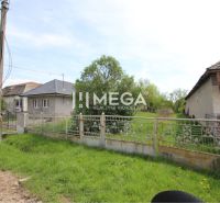 Plots - housing in Senné with a fence and houses in the background.