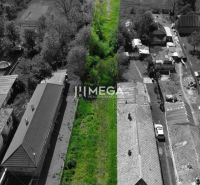 Aerial view of a residential plot in Senné, among houses with gardens.