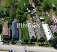 Aerial view of residential plots in Senné with gardens and houses.