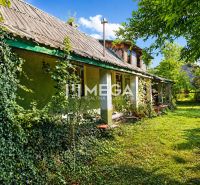 A family house in Petrovce with a garden and walls covered in ivy.
