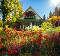 A family house in Petrovce surrounded by colorful autumn nature and greenery.
