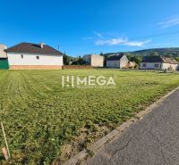 Plots - housing in Slovenská Volová, maintained lawn, surrounding houses, access road.