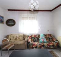 Living room in a family house with a colorful sofa and decorative lighting.