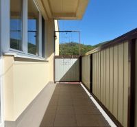The balcony of a 3-room apartment on Štvrť SNP in Trenčianske Teplice with tiles and a view.