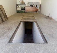 Garages with a repair pit, shelves, and tools in Štúrovo on Petőfi Row.