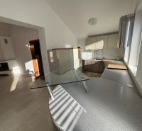 A kitchen in a family house with a modern kitchen unit and light floors.