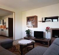 Living room in a family house with a view of the kitchen and a floor with a wooden decor.