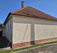 A family house in Ludanice with white plaster and a pitched roof.