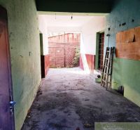 Commercial premises with an open entrance and concrete floor, ready for modifications.