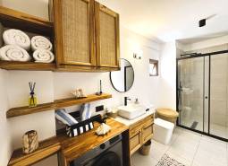 Modern-apartment-bathroom