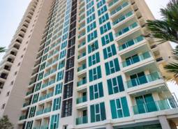 Construction of apartments in the city of Pattaya with a swimming pool and modern architecture.