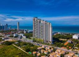 Construction of apartments in Pattaya by the coast with sea views and surrounding greenery.