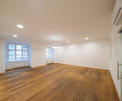 Beautiful, sunny office spaces 128m2, A/C, historical building