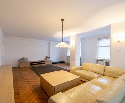 Unique, spacious 3bdr apt, 170m2, furnished, balcony, great area