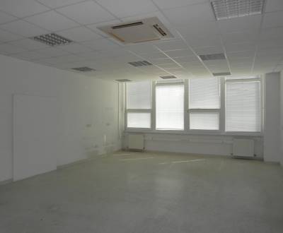 Veľká klimatizovaná kancelária v Dúbravke, 55m²
