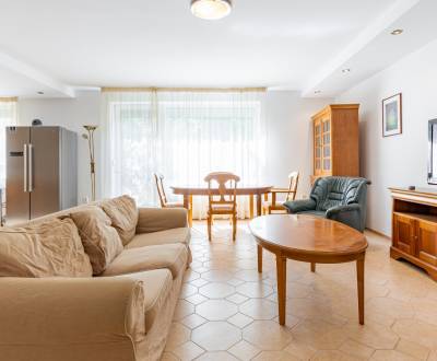 Spacious 3bdr apt 148m2 with loggia, fireplace and parking