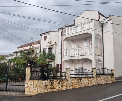 Jadranovo house with three apartments
