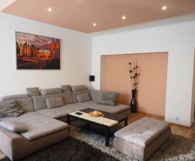 Spacious 3bdr apt 120m2, right in the center, with French balcony