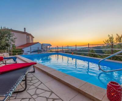 CRIKVENICA, house with three residential units and a swimming pool