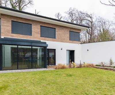 High standard 4bdr house 179 m2, with A/C, garage and beautiful garden