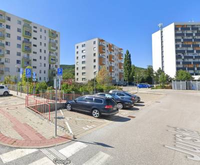  Hľadáme 2-3-izbový byt na kúpu v okolí Jurskej ul. BA Nové Mesto